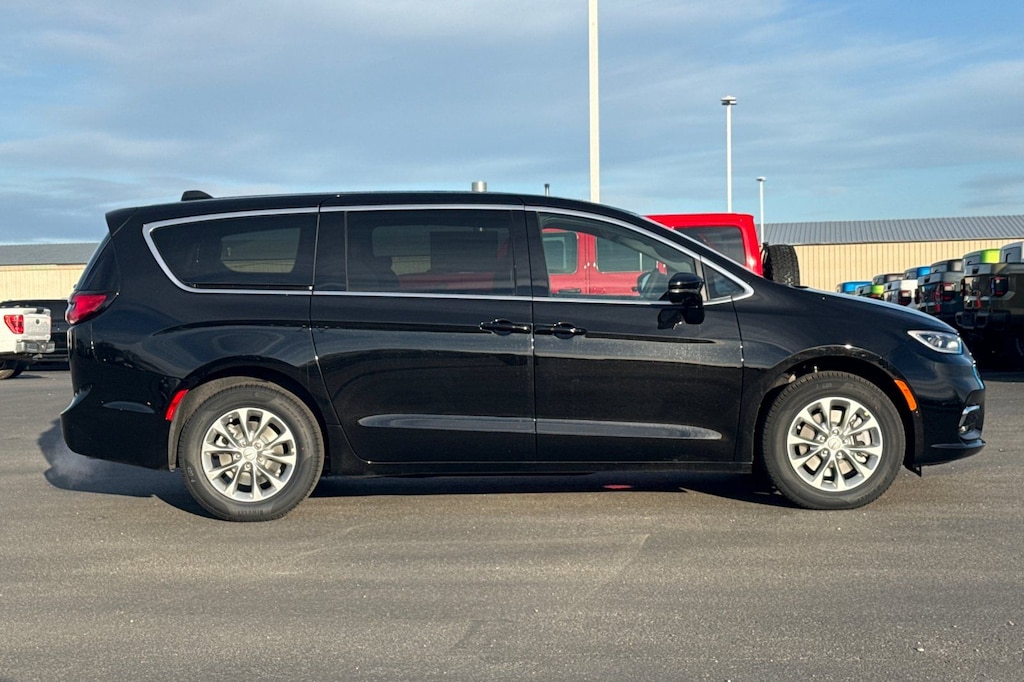 New 2026 Chrysler Pacifica SELECT AWD Passenger Van