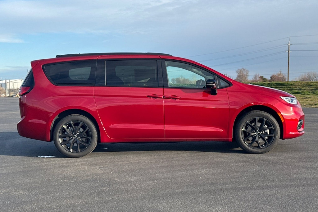 New 2026 Chrysler Pacifica LIMITED AWD Passenger Van