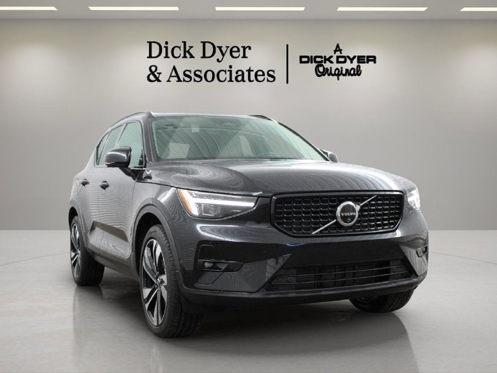 2025 Volvo XC40 SUV 