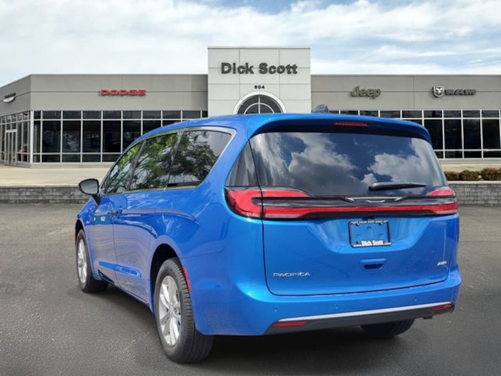 New 2027 Chrysler Pacifica Select Passenger Van
