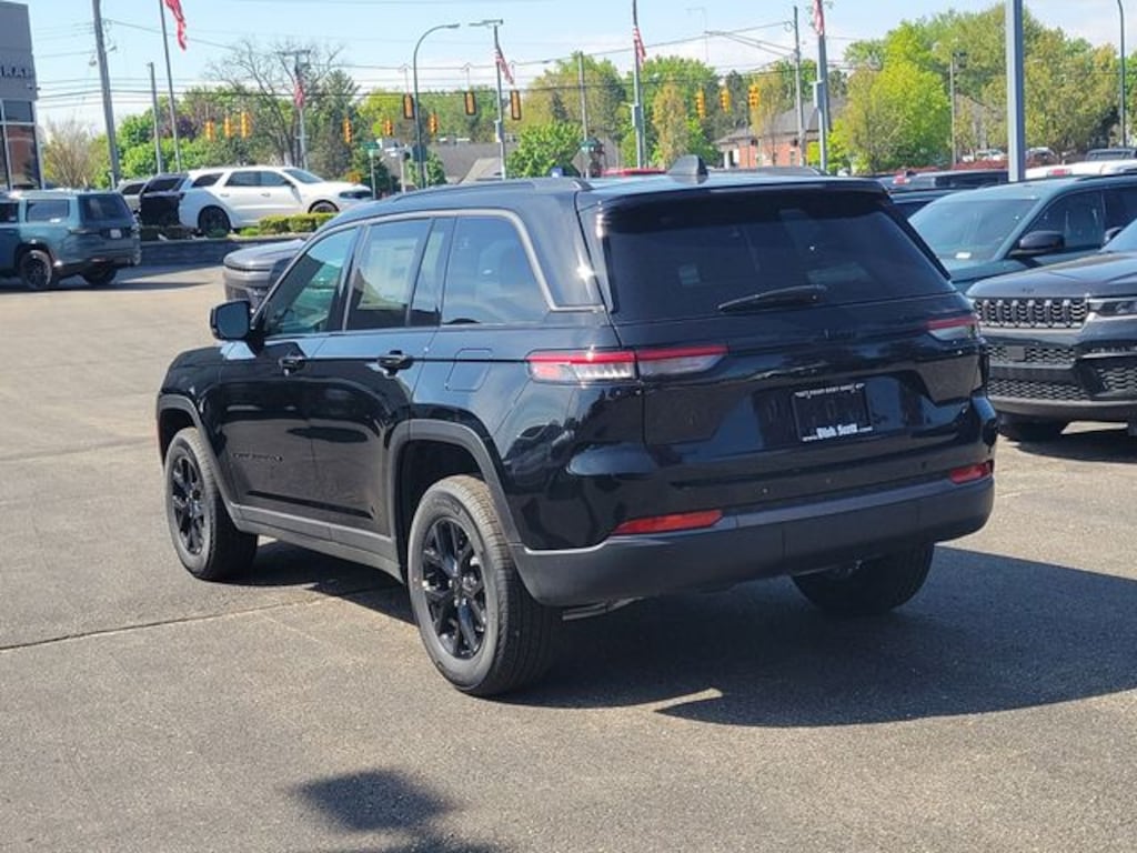 New 2026 Jeep Grand Cherokee Laredo Sport Utility