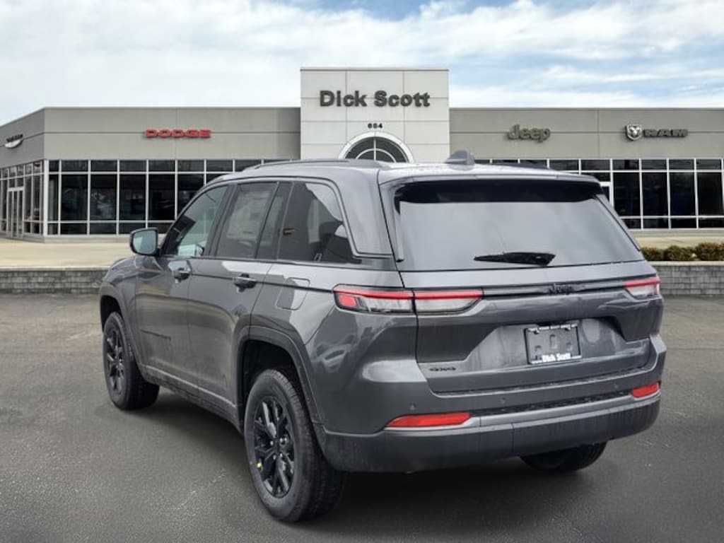 New 2026 Jeep Grand Cherokee Laredo Sport Utility