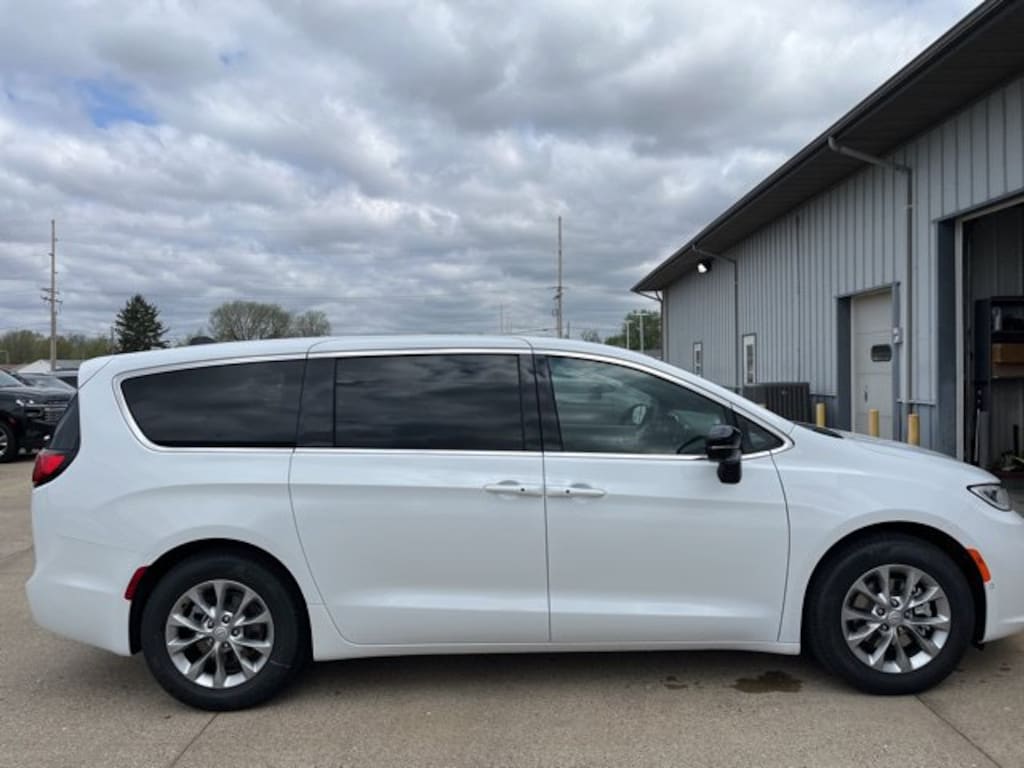New 2026 Chrysler Pacifica LIMITED Passenger Van