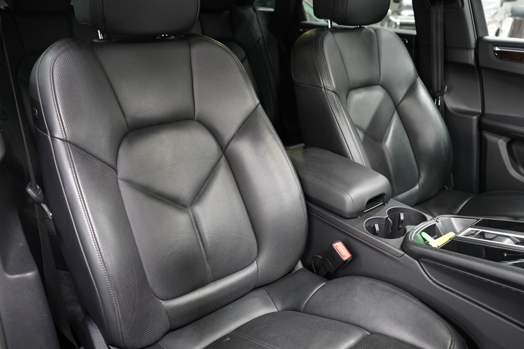 2023 Porsche Macan S - Photo 25