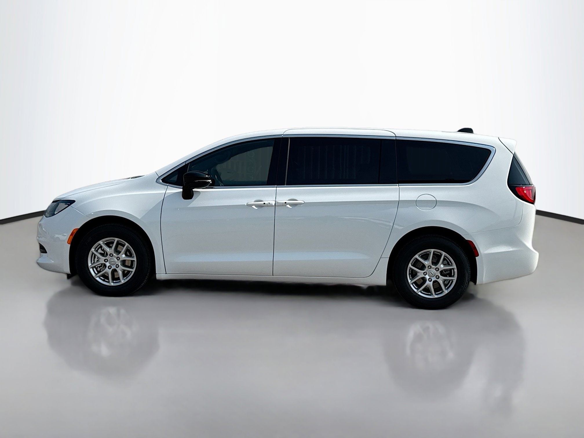 2026 Chrysler Voyager LX - Photo 3