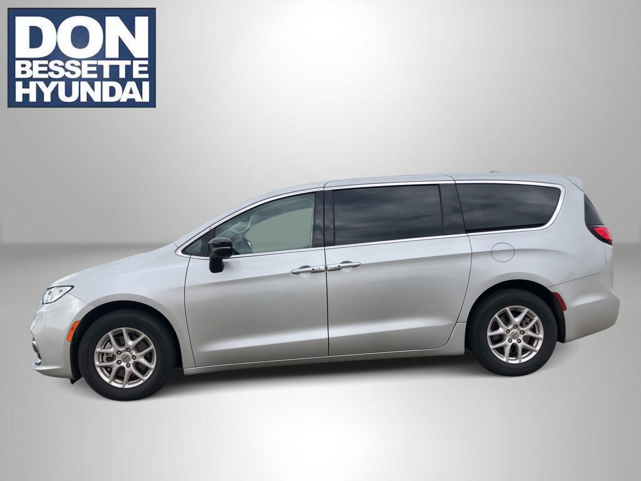 Used 2024 Chrysler Pacifica Touring L Mini-van Passenger