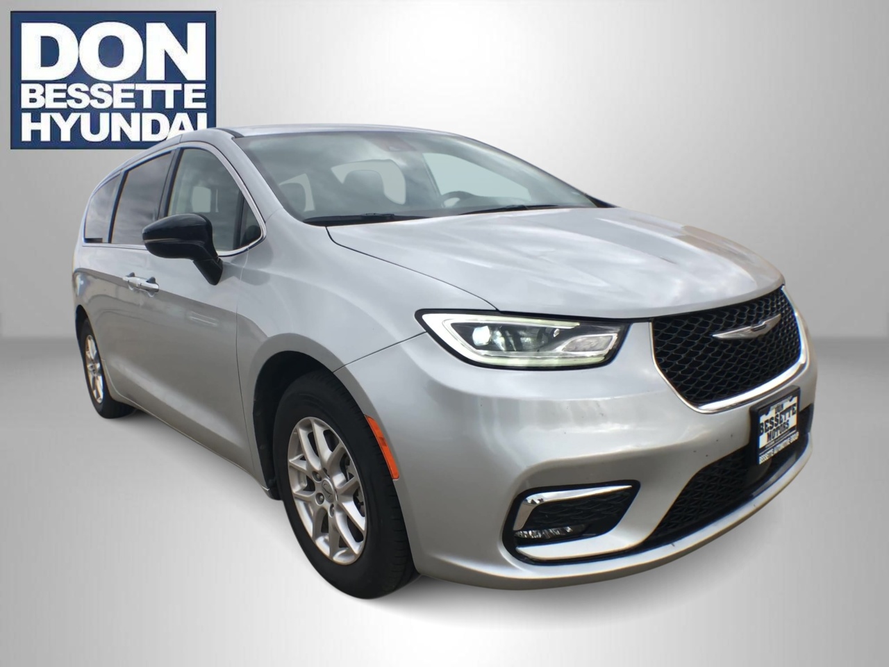Used 2024 Chrysler Pacifica Touring L Mini-van Passenger