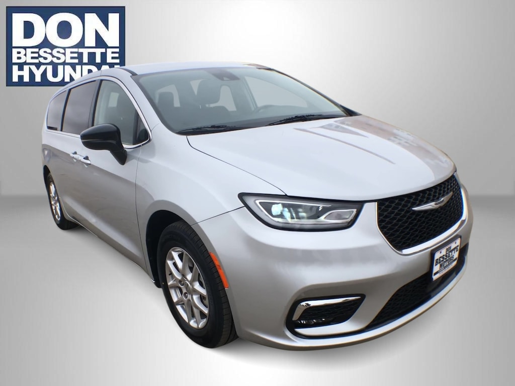 Used 2024 Chrysler Pacifica Touring L Mini-van Passenger