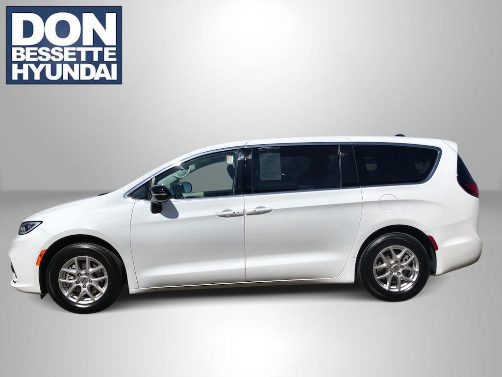 Used 2024 Chrysler Pacifica Touring L Mini-van Passenger