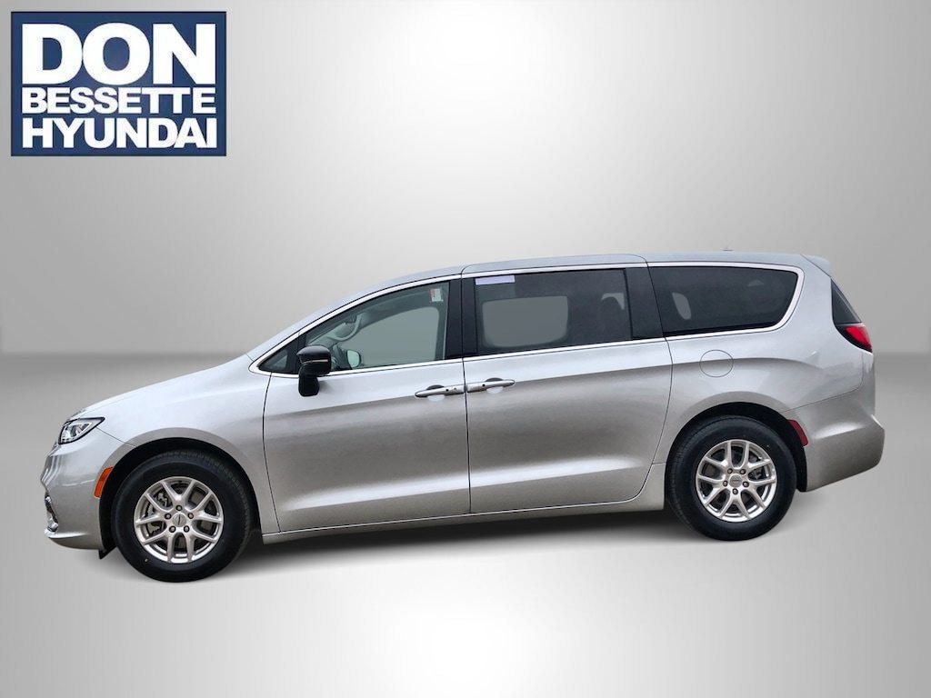 Used 2024 Chrysler Pacifica Touring L Mini-van Passenger
