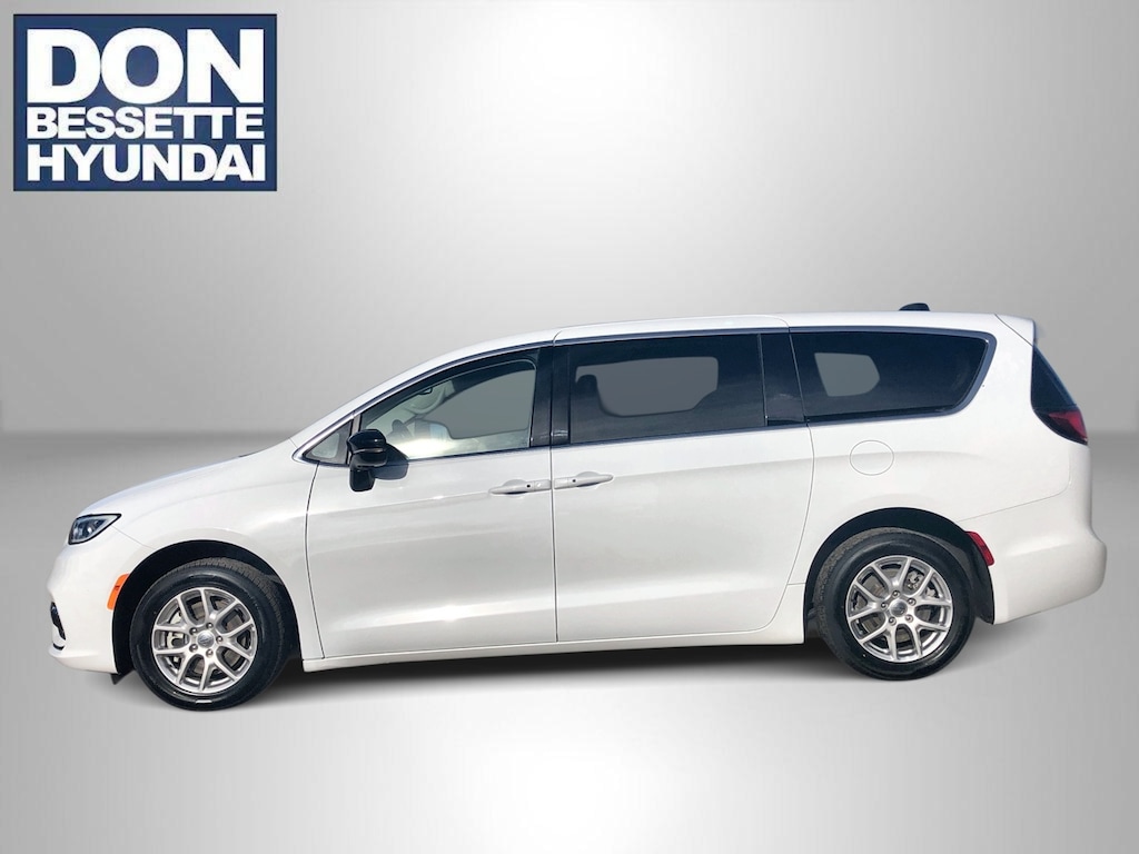Used 2024 Chrysler Pacifica Touring L Mini-van Passenger