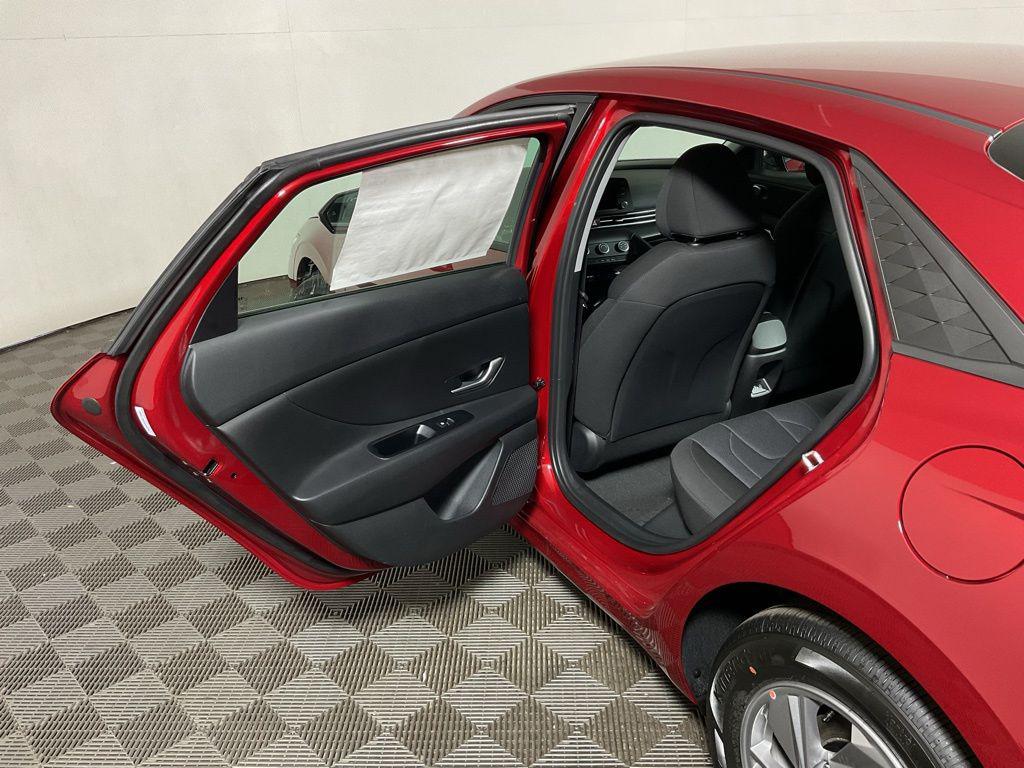 2025 Hyundai Elantra SE - Photo 31