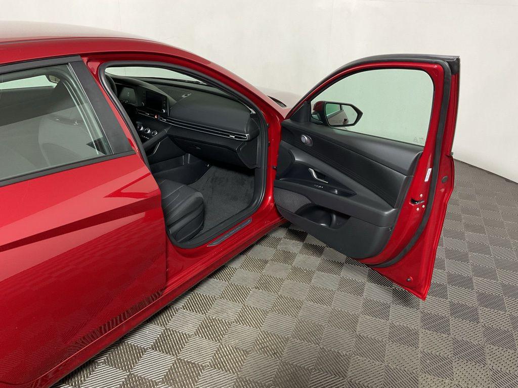 2025 Hyundai Elantra SE - Photo 35