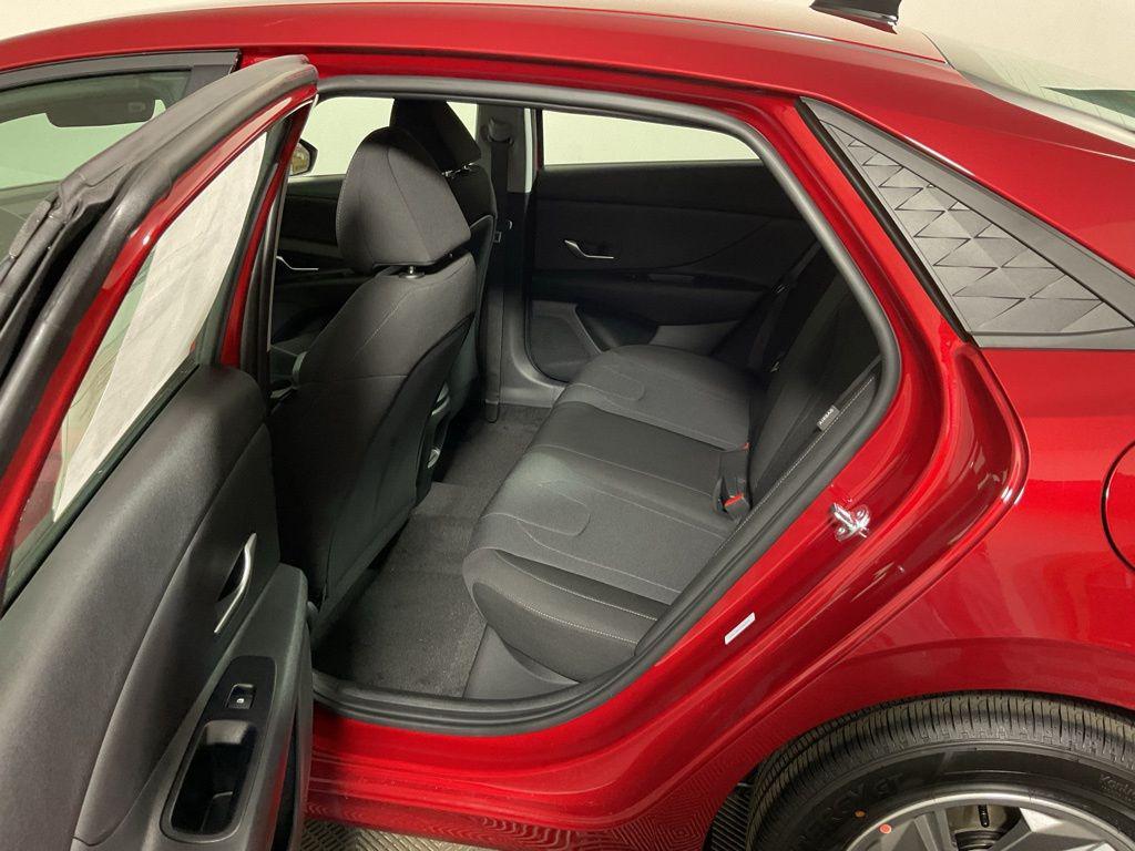 2025 Hyundai Elantra SE - Photo 32