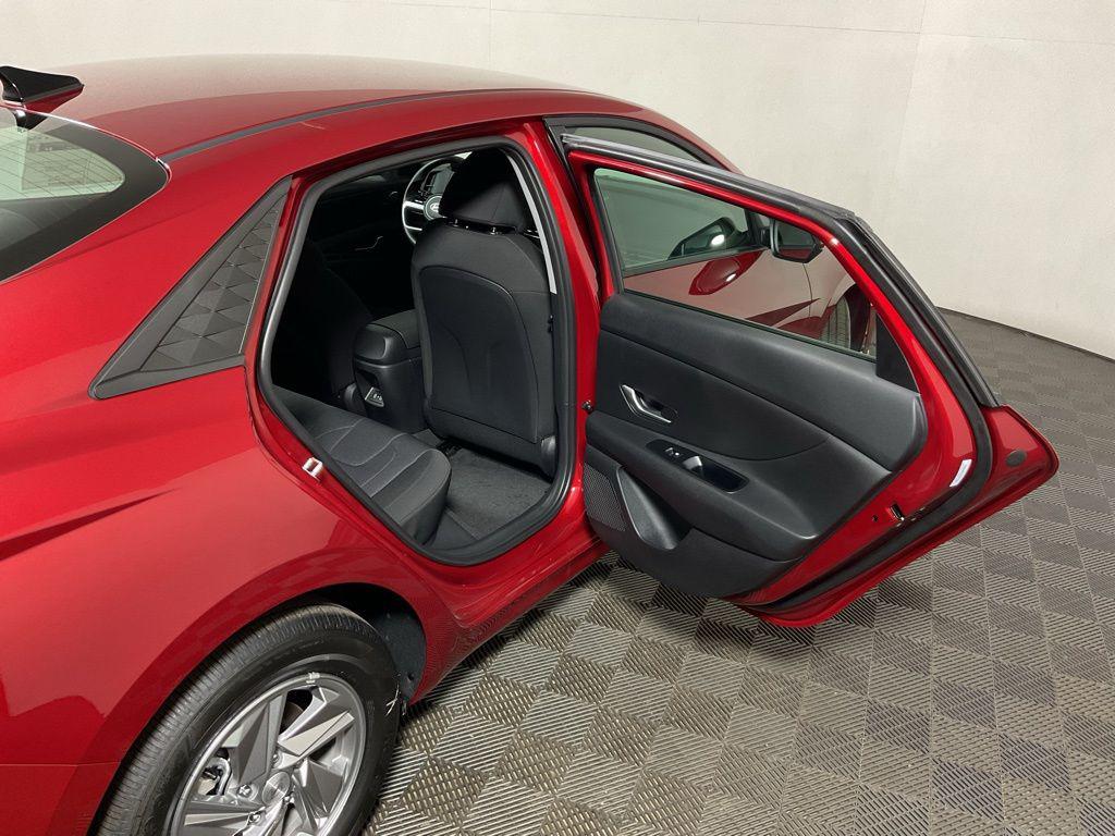 2025 Hyundai Elantra SE - Photo 33