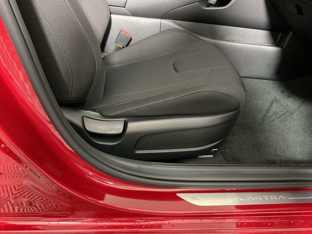 2025 Hyundai Elantra SE - Photo 37