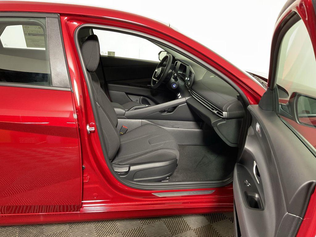 2025 Hyundai Elantra SE - Photo 36