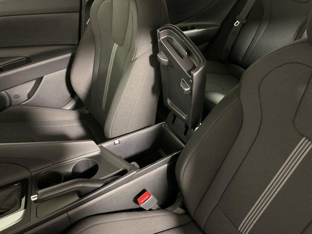 2025 Hyundai Elantra SE - Photo 30