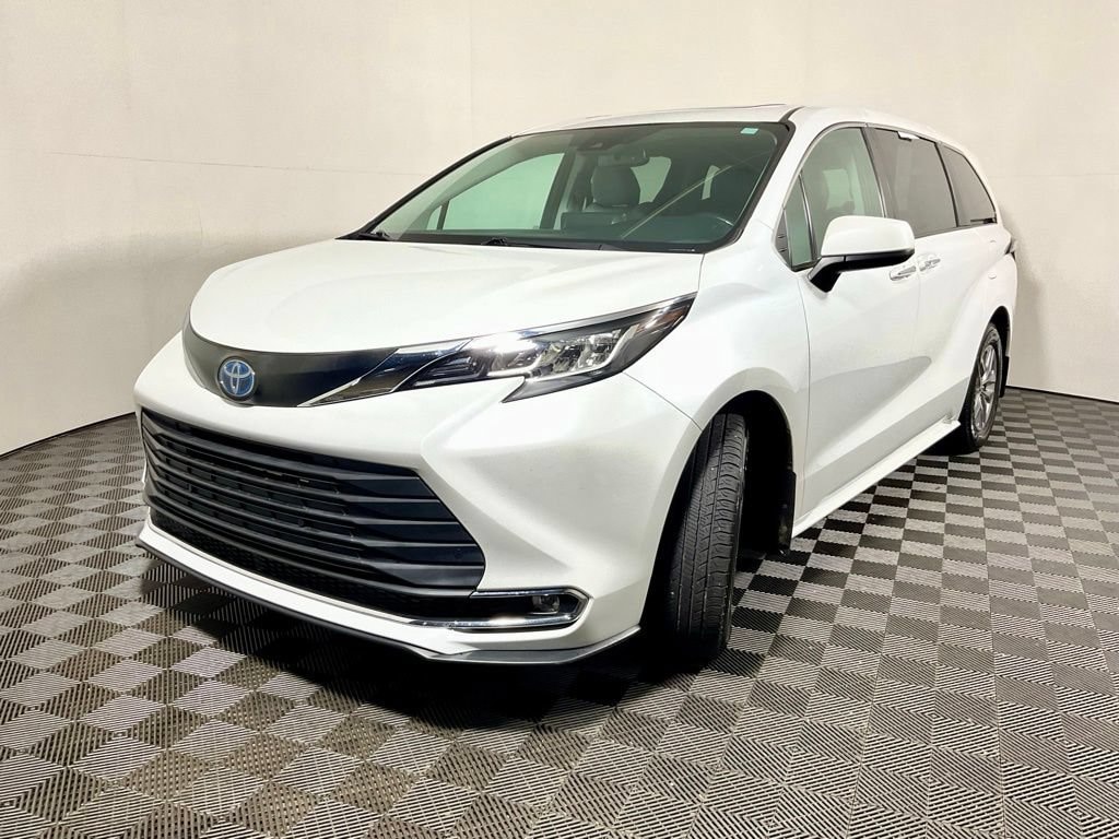 Used 2022 Toyota Sienna XLE 7 Passenger Van Passenger Van