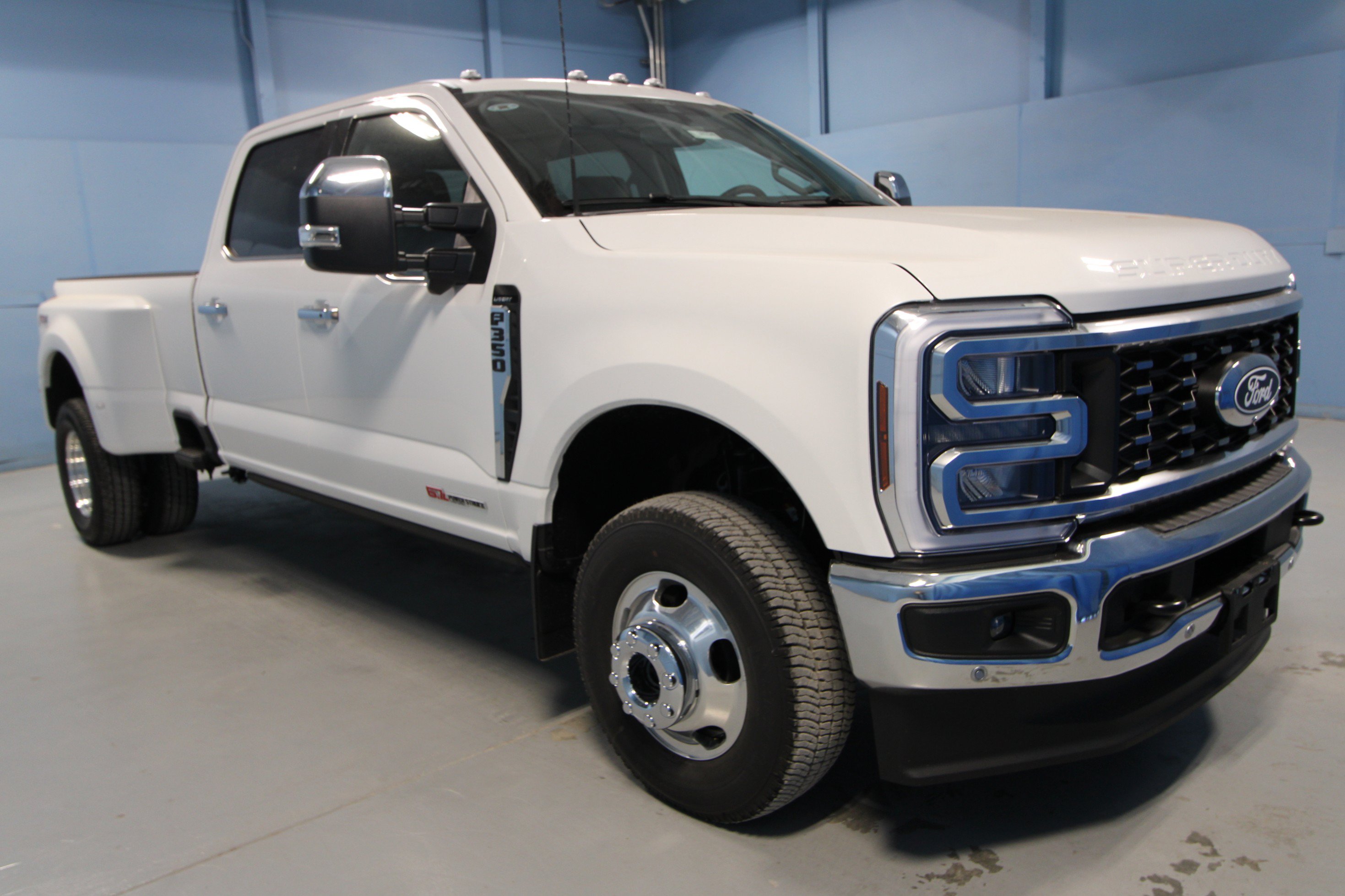 2027 Ford F-350 Lariat Truck Crew Cab
