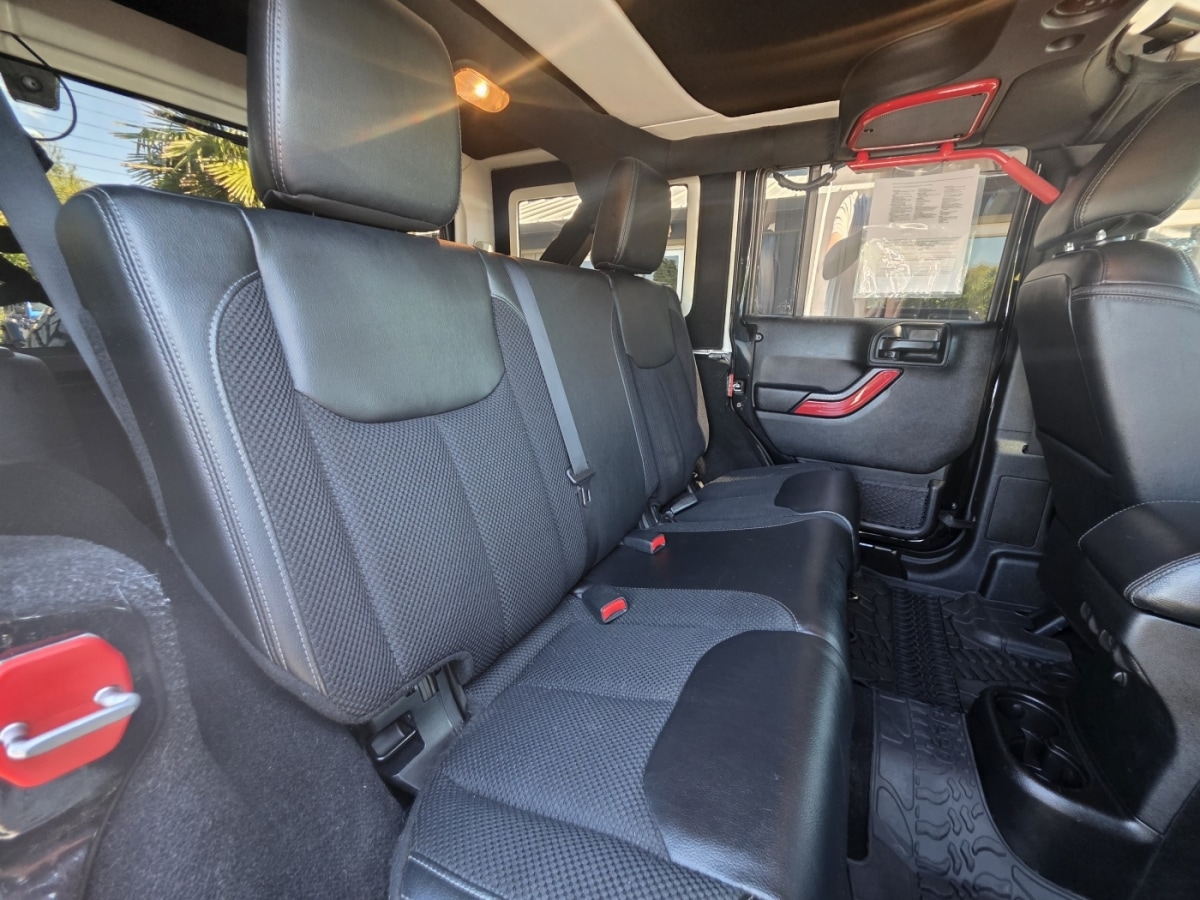 2017 Jeep Wrangler Unlimited Sahara - Photo 9