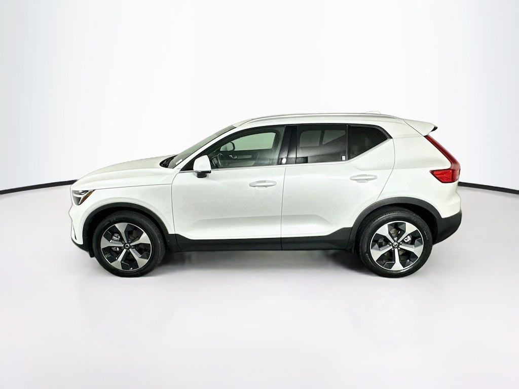 Used 2023 Volvo XC40 Plus Bright Theme B4 FWD Plus Bright Theme
