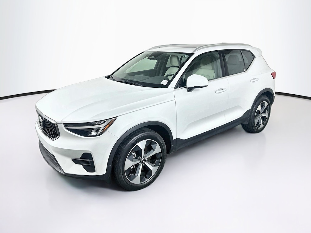 Used 2023 Volvo XC40 Plus Bright Theme B4 FWD Plus Bright Theme