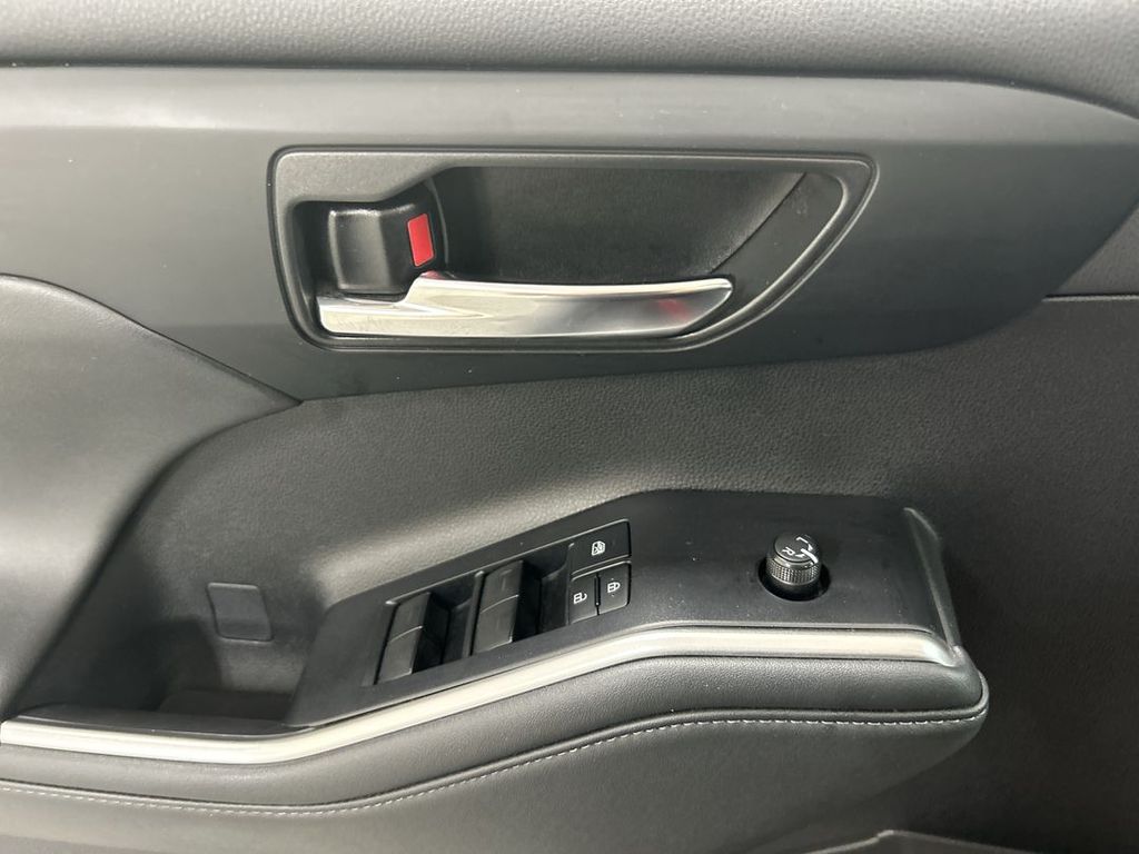 2022 Toyota Highlander XLE - Photo 11