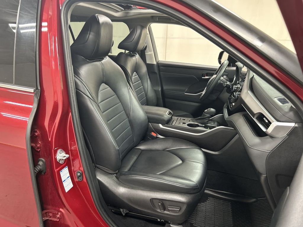 2022 Toyota Highlander XLE - Photo 24
