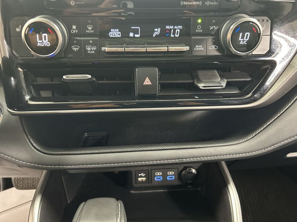 2022 Toyota Highlander XLE - Photo 16