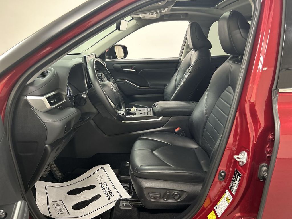 2022 Toyota Highlander XLE - Photo 9