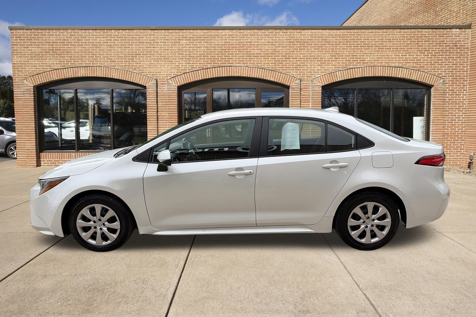 2025 Toyota Corolla LE - Photo 7