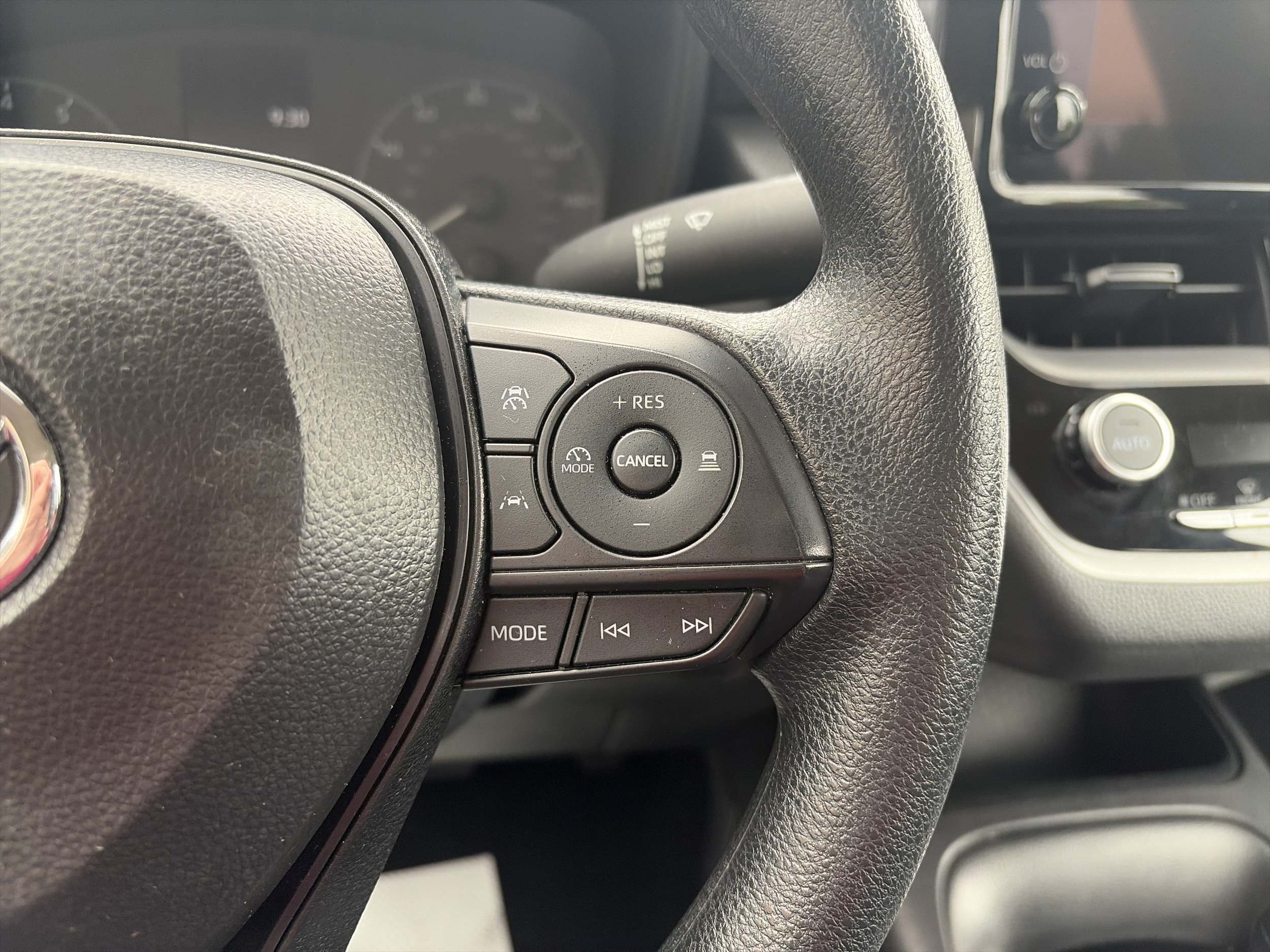 2025 Toyota Corolla LE - Photo 18