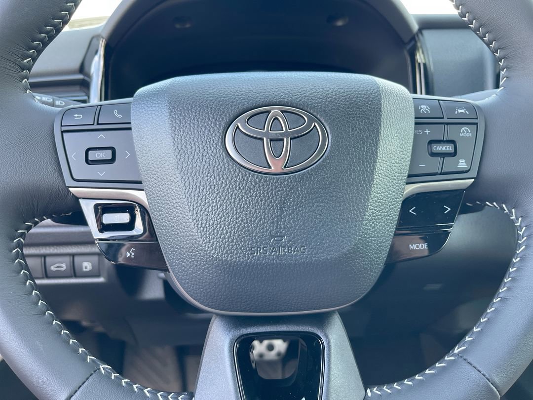 2026 Toyota Camry SE - Photo 6