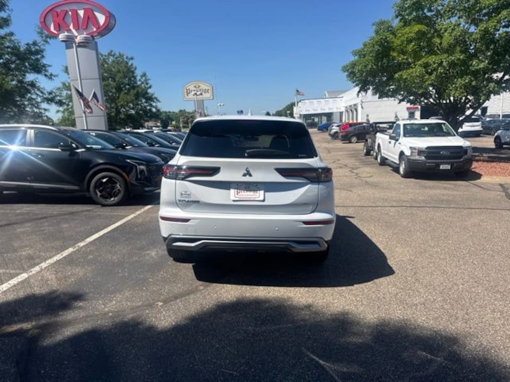 New 2026 Mitsubishi Outlander SE SUV