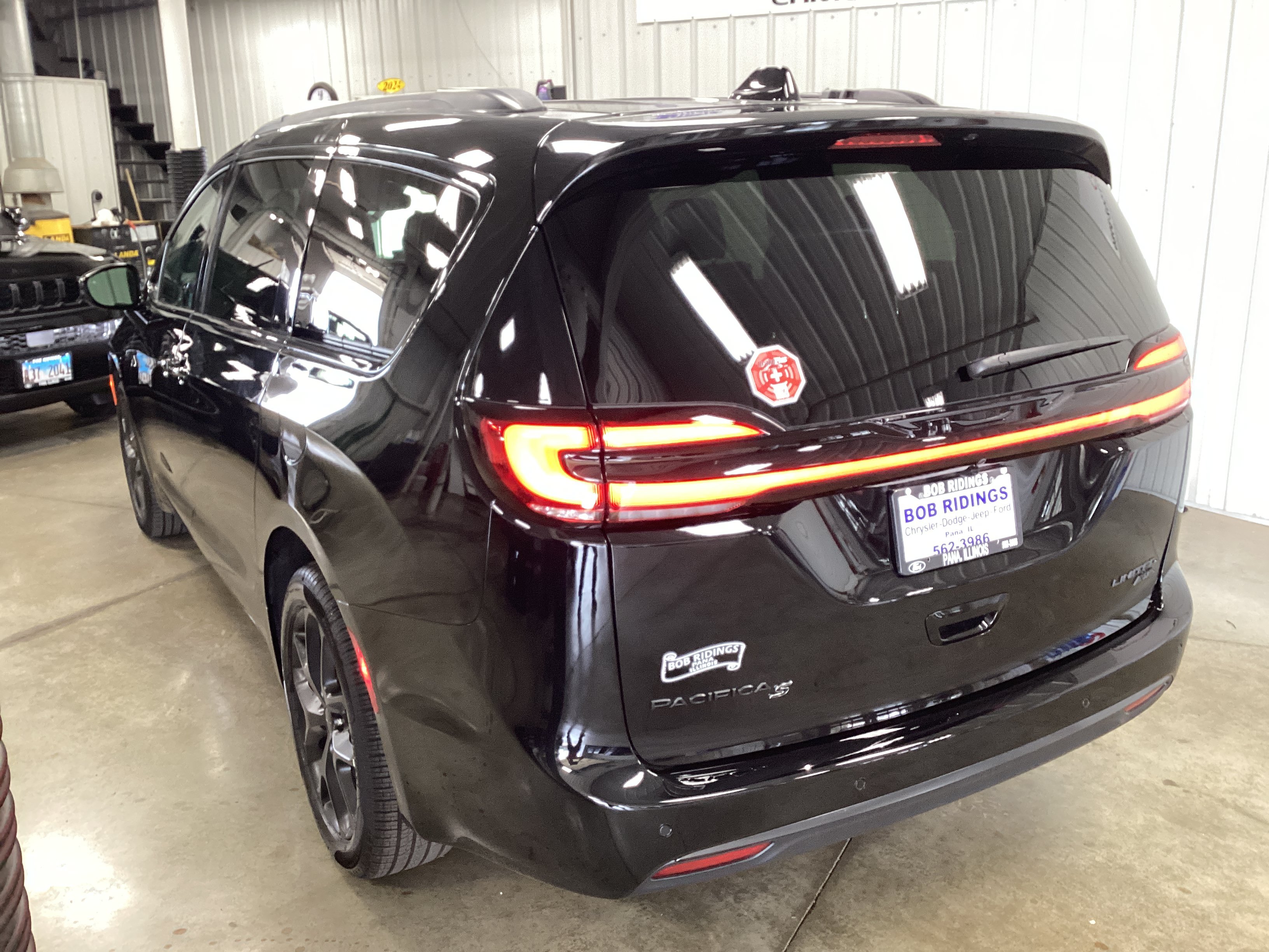 New 2027 Chrysler Pacifica Limited Van Passenger Van