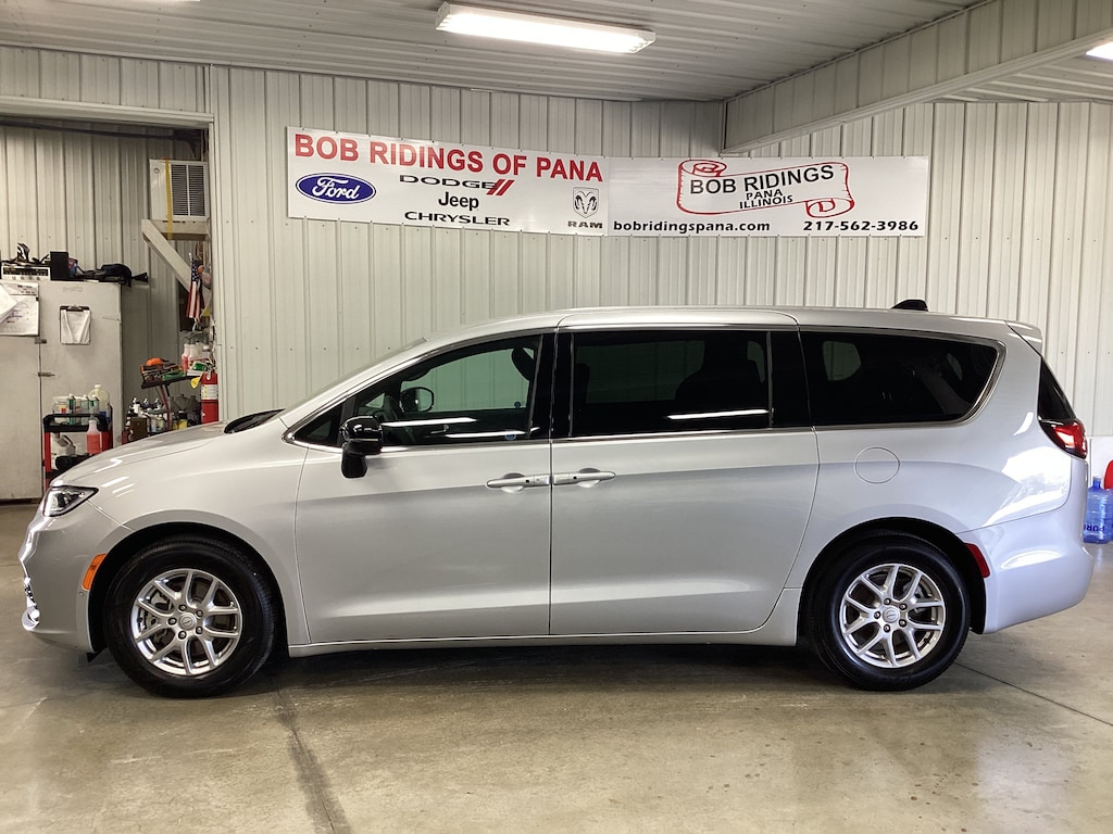 Used 2026 Chrysler Pacifica Select Van Passenger Van