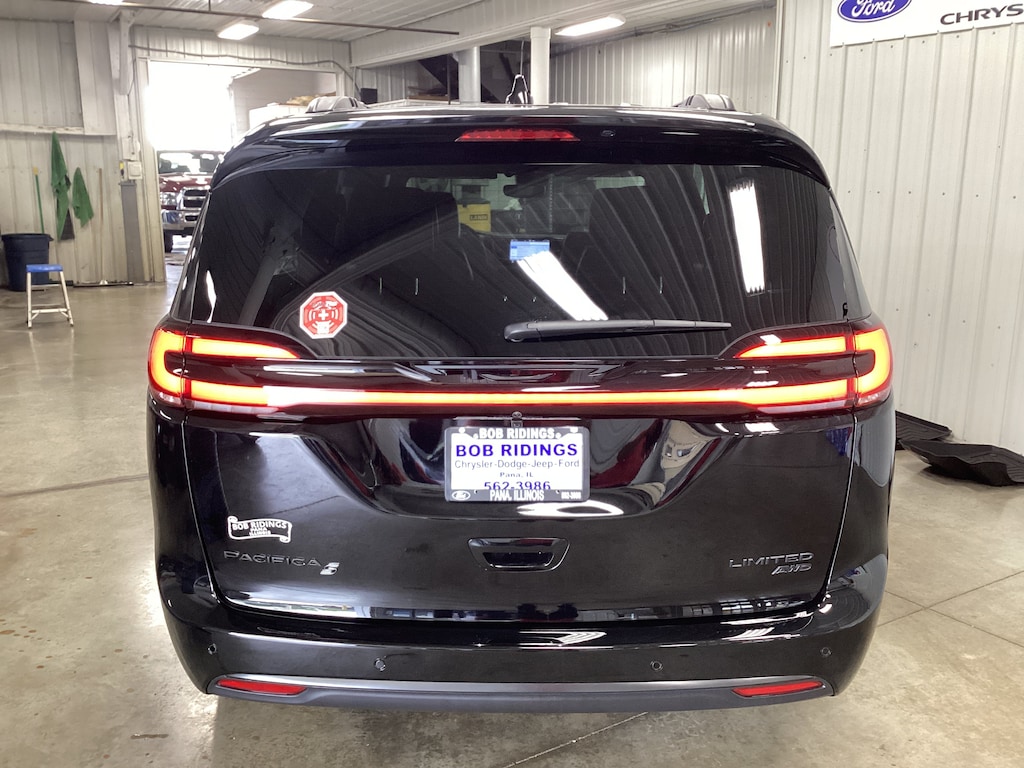 New 2027 Chrysler Pacifica Limited Van Passenger Van