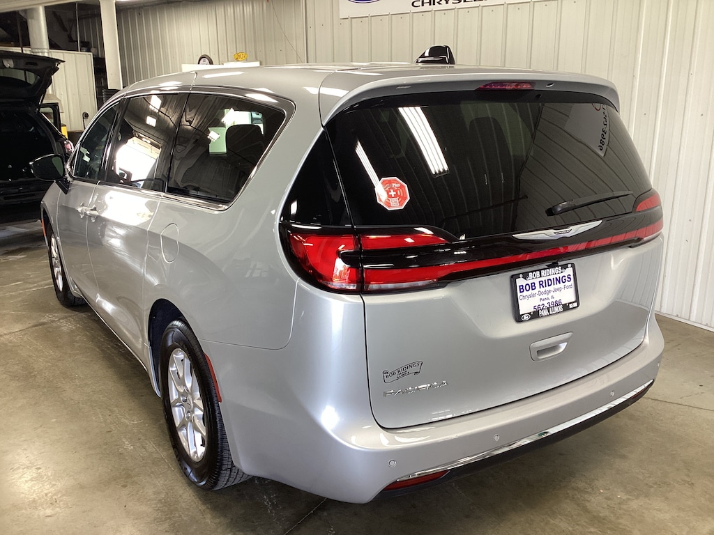 Used 2026 Chrysler Pacifica Select Van Passenger Van