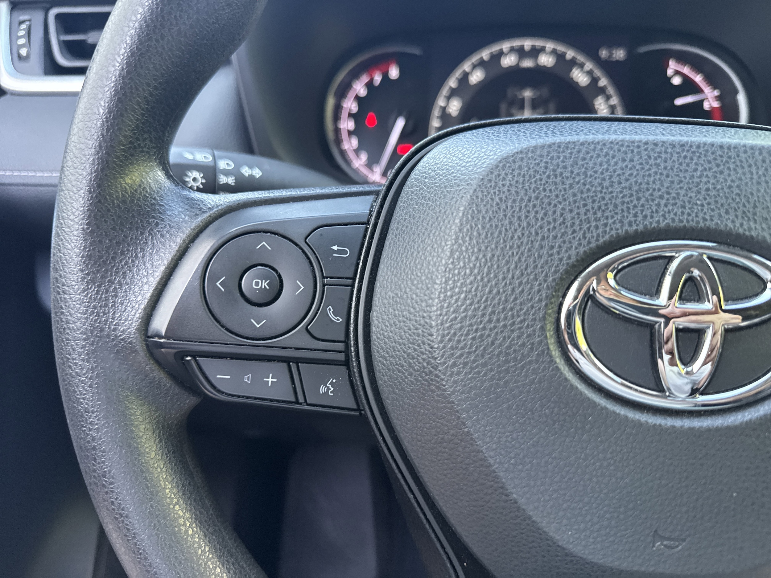 2024 Toyota RAV4 LE - Photo 18