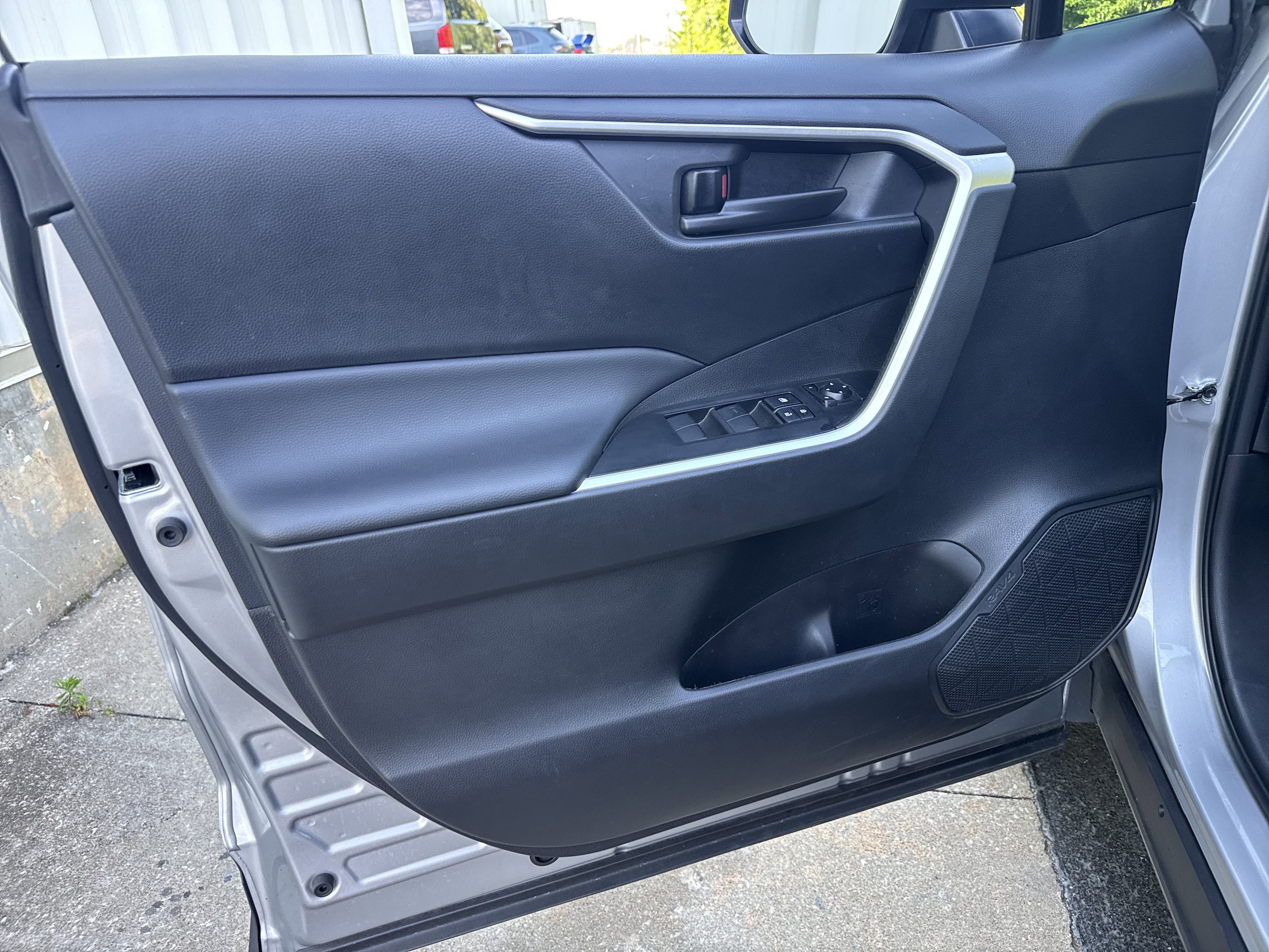 2024 Toyota RAV4 LE - Photo 6