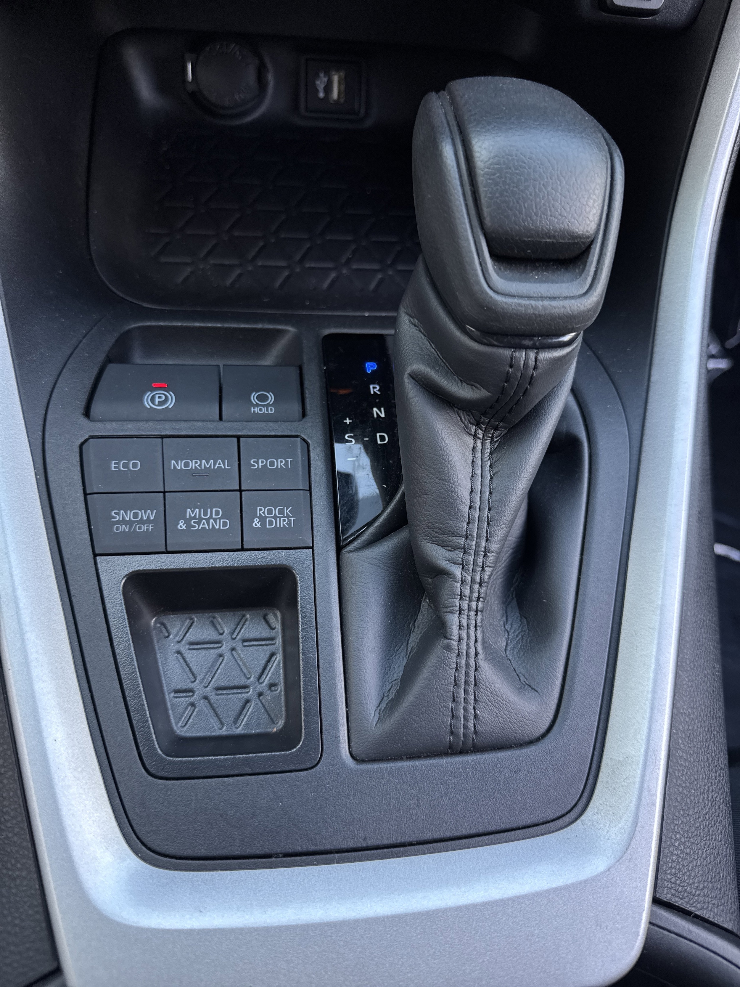 2024 Toyota RAV4 LE - Photo 16