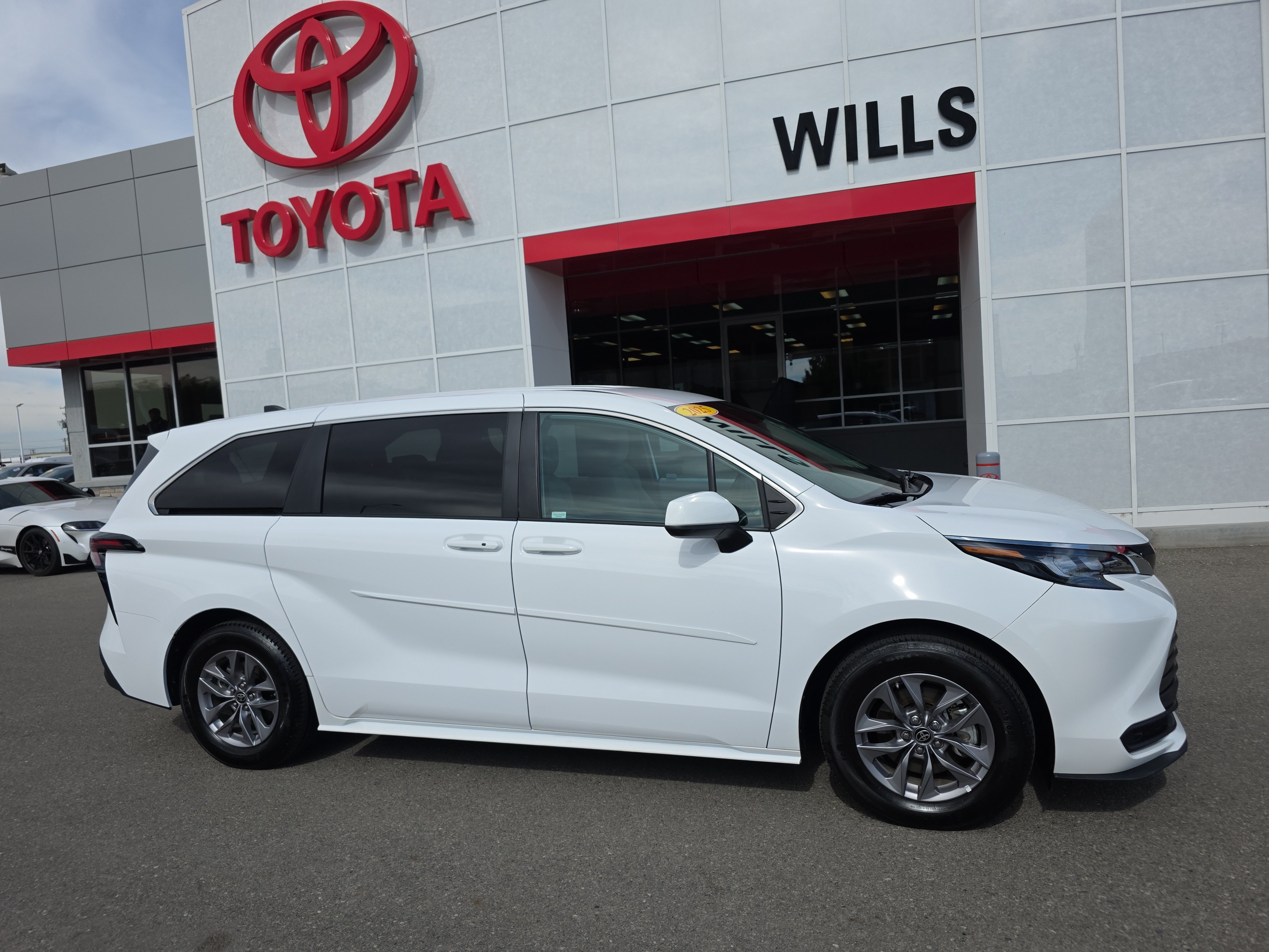 New 2025 Toyota Sienna LE Mini-van, Passenger for Sale in Twin Falls, ID