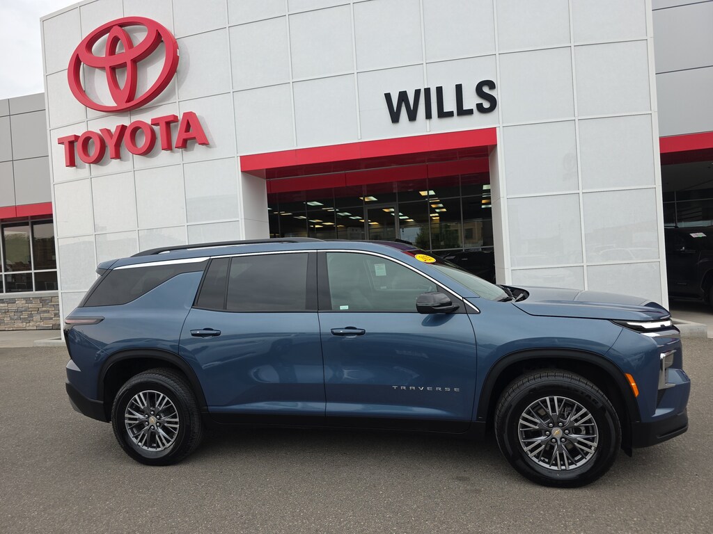 Used 2025 Chevrolet Traverse LT SUV
