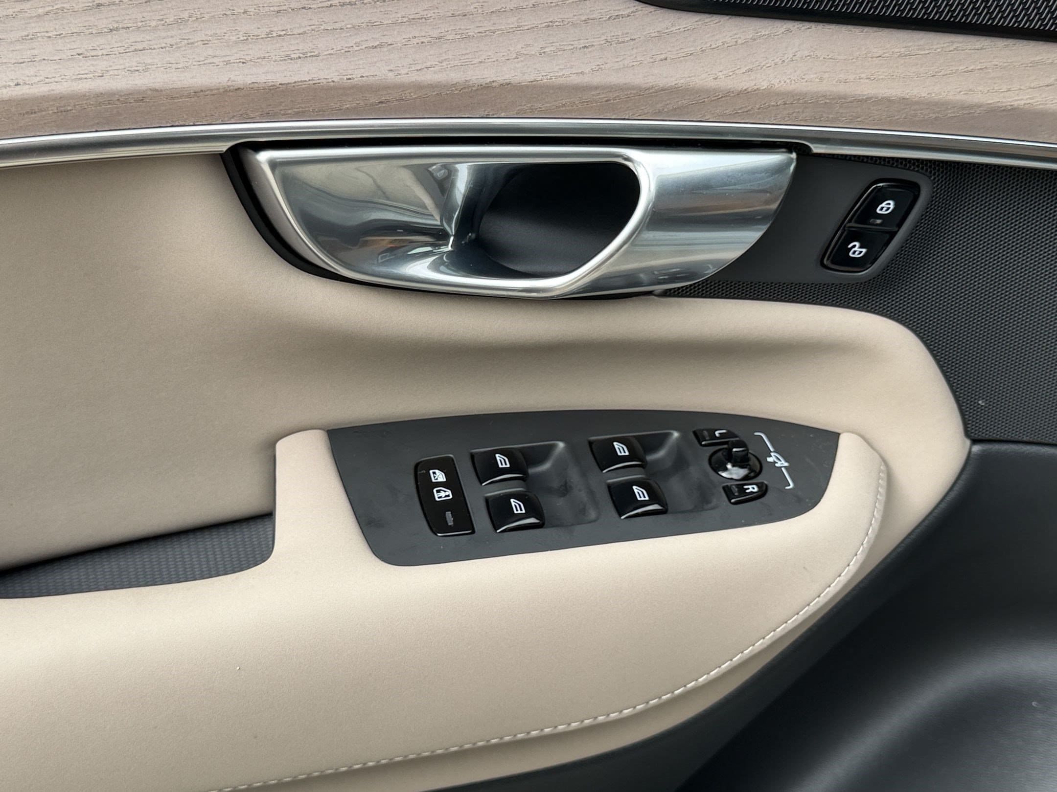 2026 Volvo XC90 Plus - Photo 26