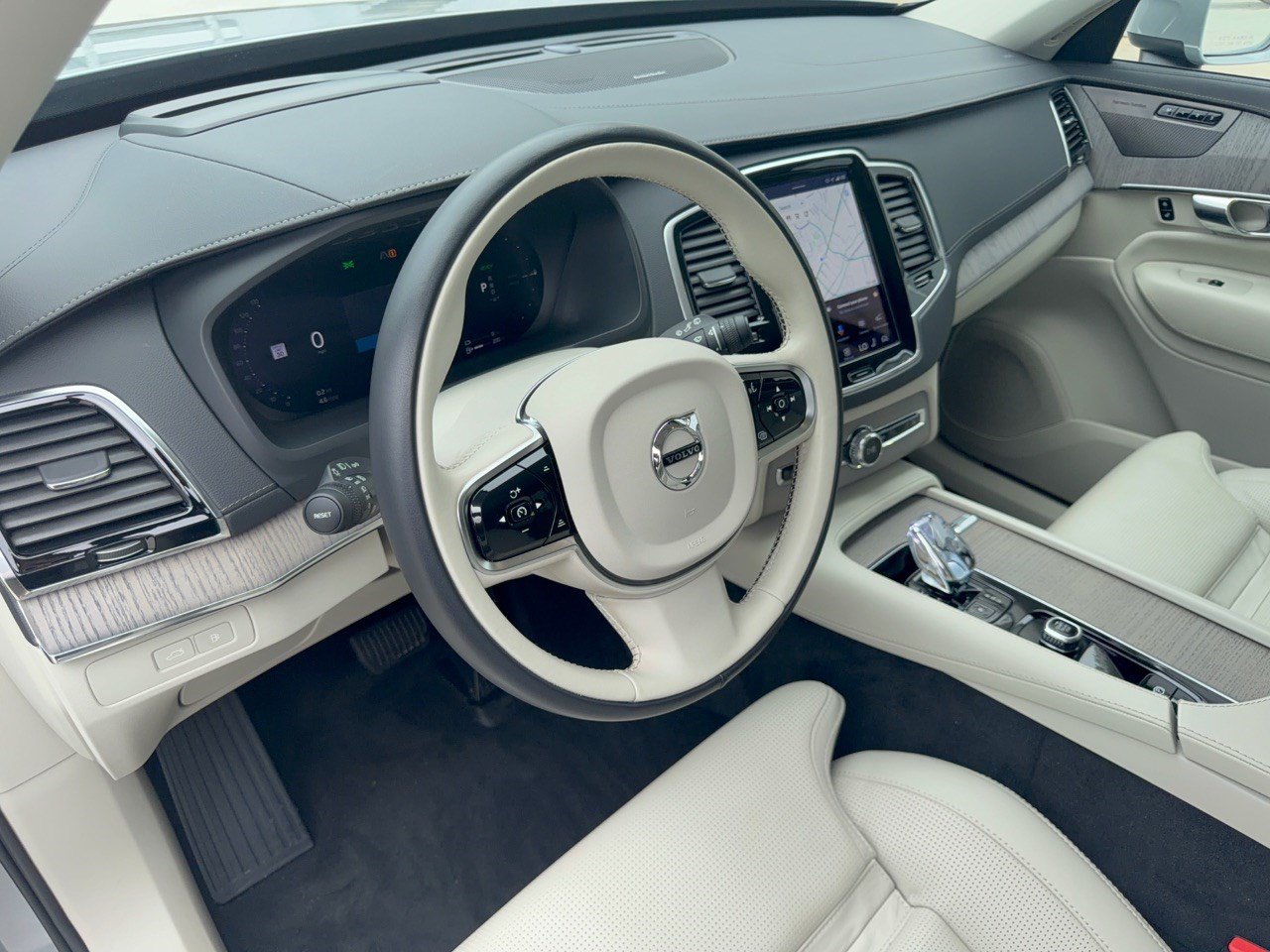Certified 2025 Volvo XC90 plug-in hybrid Ultra SUV