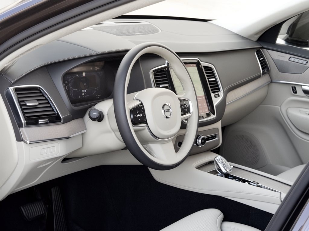 Certified 2025 Volvo XC90 plug-in hybrid Ultra SUV