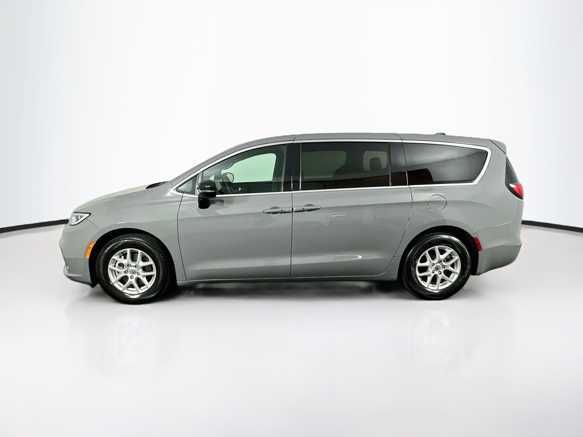 Used 2025 Chrysler Pacifica Select Select FWD