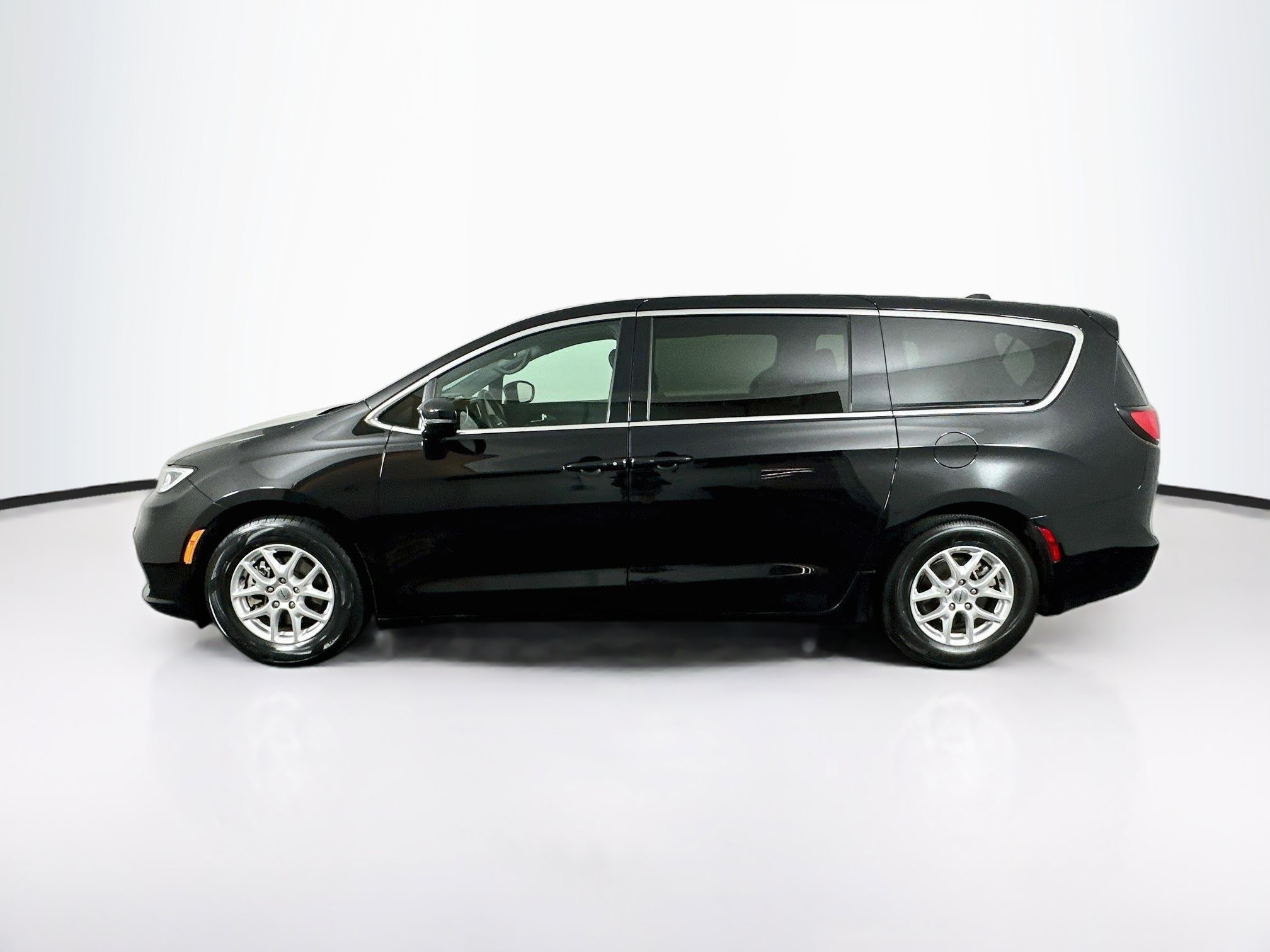 Used 2025 Chrysler Pacifica Select Select FWD