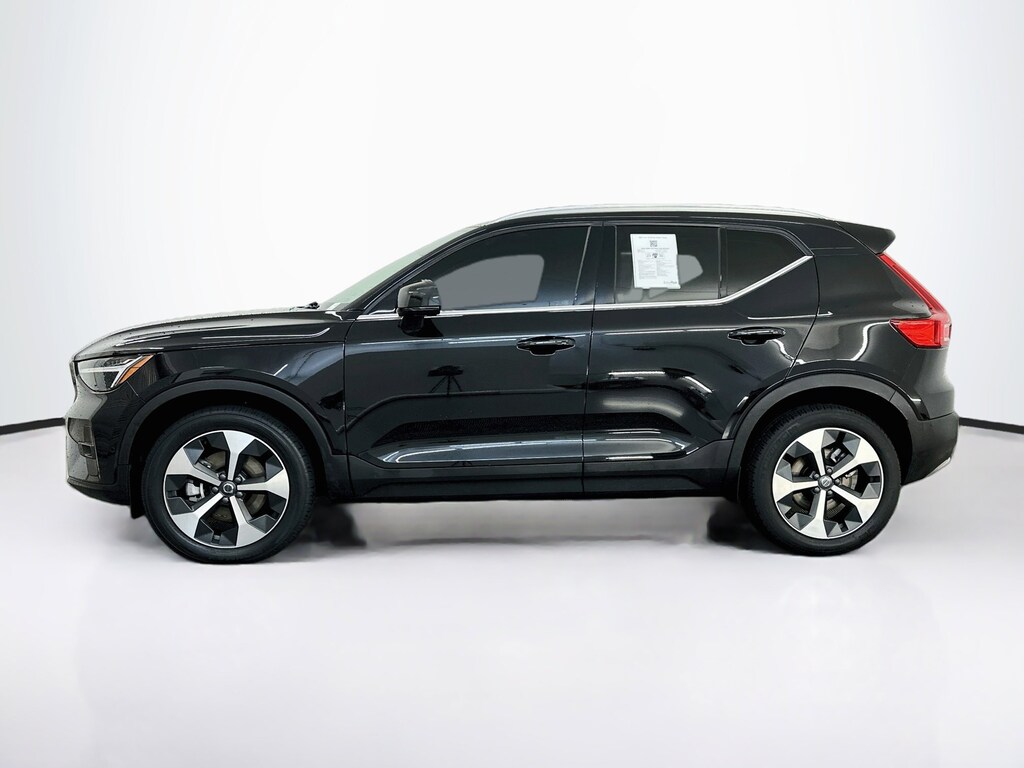 Used 2025 Volvo XC40 Plus Bright Theme B5 AWD Plus Bright Theme
